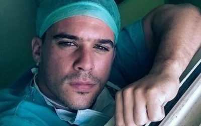 Συζήτηση με τον νεαρό πατρινό χειρουργό Αριστομένη Θανόπουλο πριν φύγει για το εξωτερικό