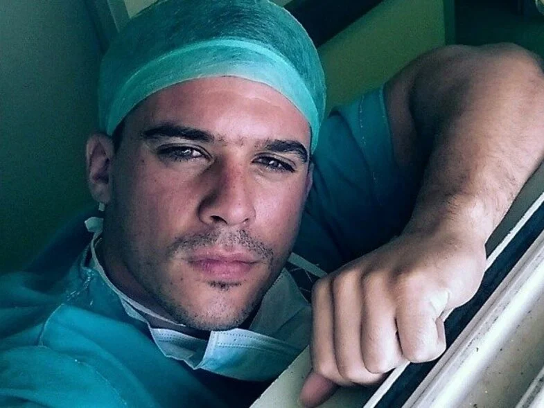 Συζήτηση με τον νεαρό πατρινό χειρουργό Αριστομένη Θανόπουλο πριν φύγει για το εξωτερικό